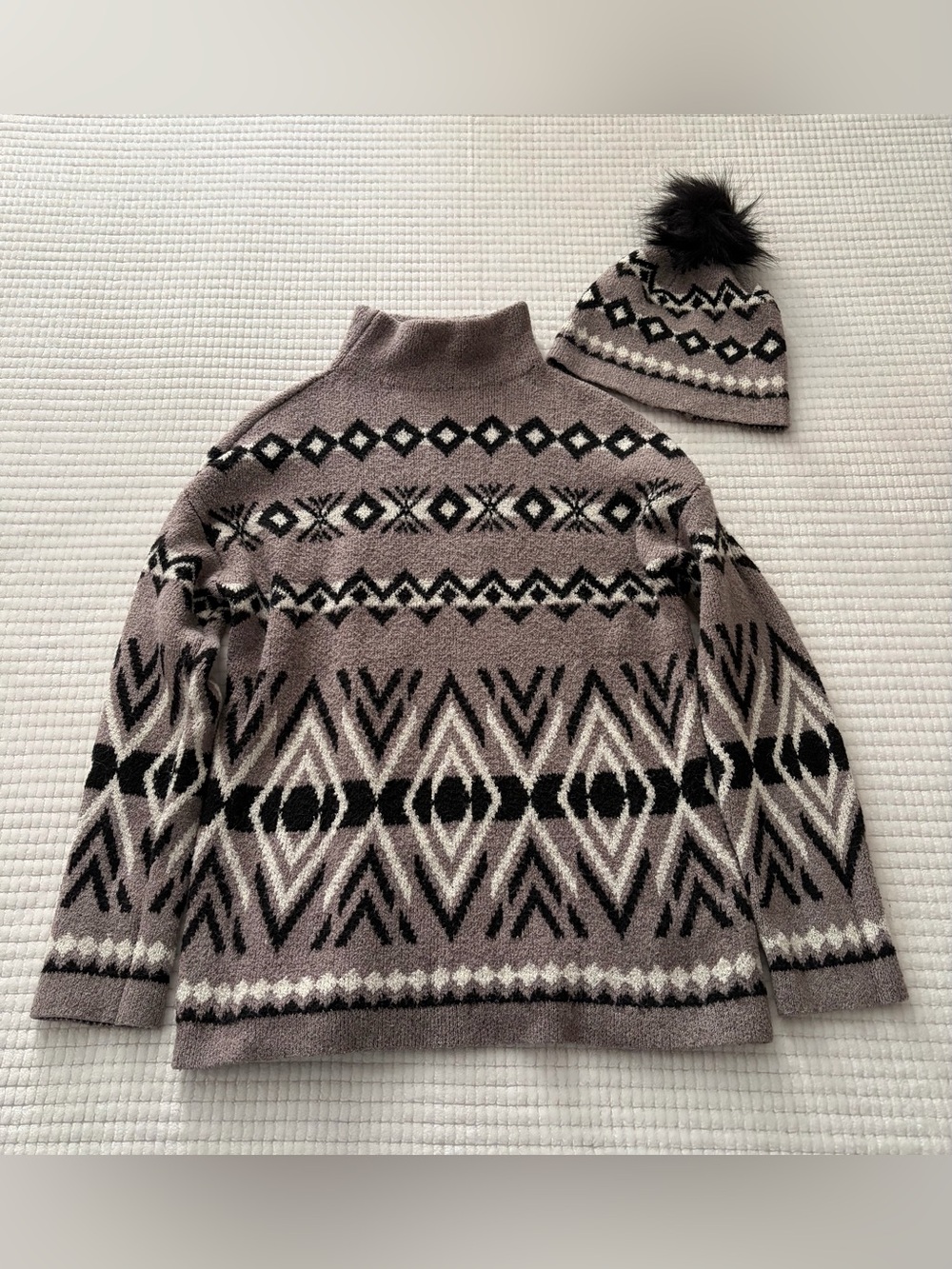 Cozy Geometric Turtleneck Sweater & Pom Beanie - Grey/Black Size XS